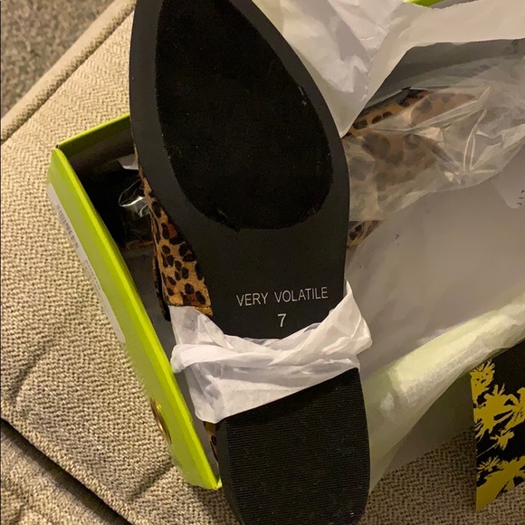 NIB Very Volatile leopard print mules SZ 7 - Picture 4 of 11